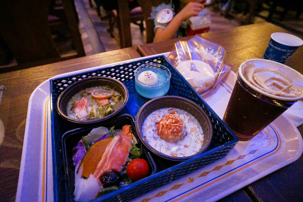 日本東京迪士尼海洋攻略分享 2025萬聖節親子生日之旅! 領取生日紀念貼紙,享受壽星禮遇 善用迪士尼APP抽PP.MO點餐.購買DPA輕鬆玩泉鄉園區