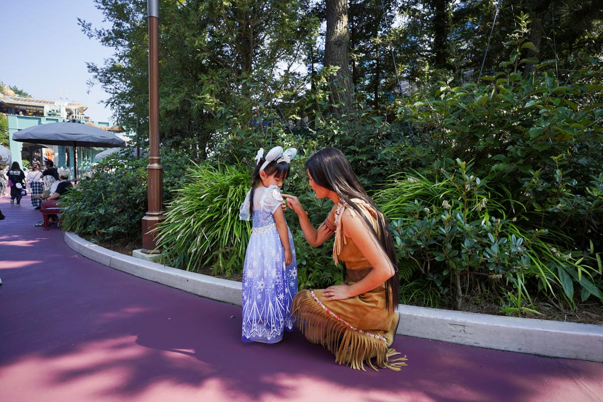 日本東京迪士尼海洋攻略分享 2025萬聖節親子生日之旅! 領取生日紀念貼紙,享受壽星禮遇 善用迪士尼APP抽PP.MO點餐.購買DPA輕鬆玩泉鄉園區