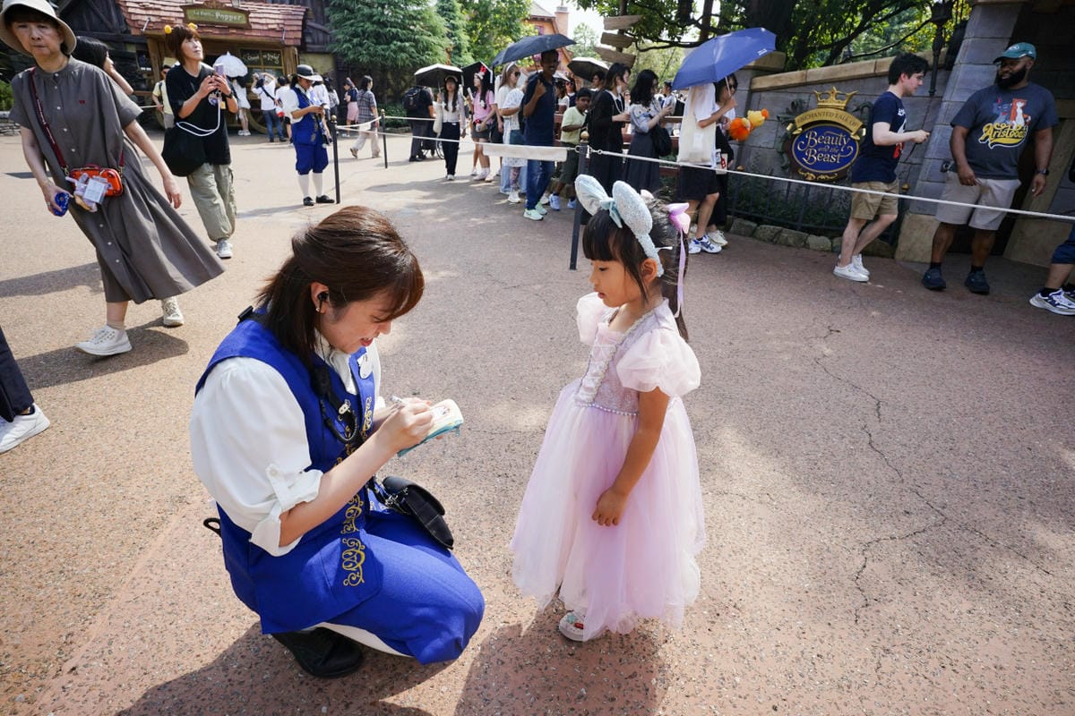 日本東京迪士尼樂園攻略分享 2025萬聖節親子生日之旅! 一日暢玩陸地18項遊樂設施,善用迪士尼APP抽PP.MO點餐.購買DPA,不花時間排隊餐廳看遊行秘密地點
