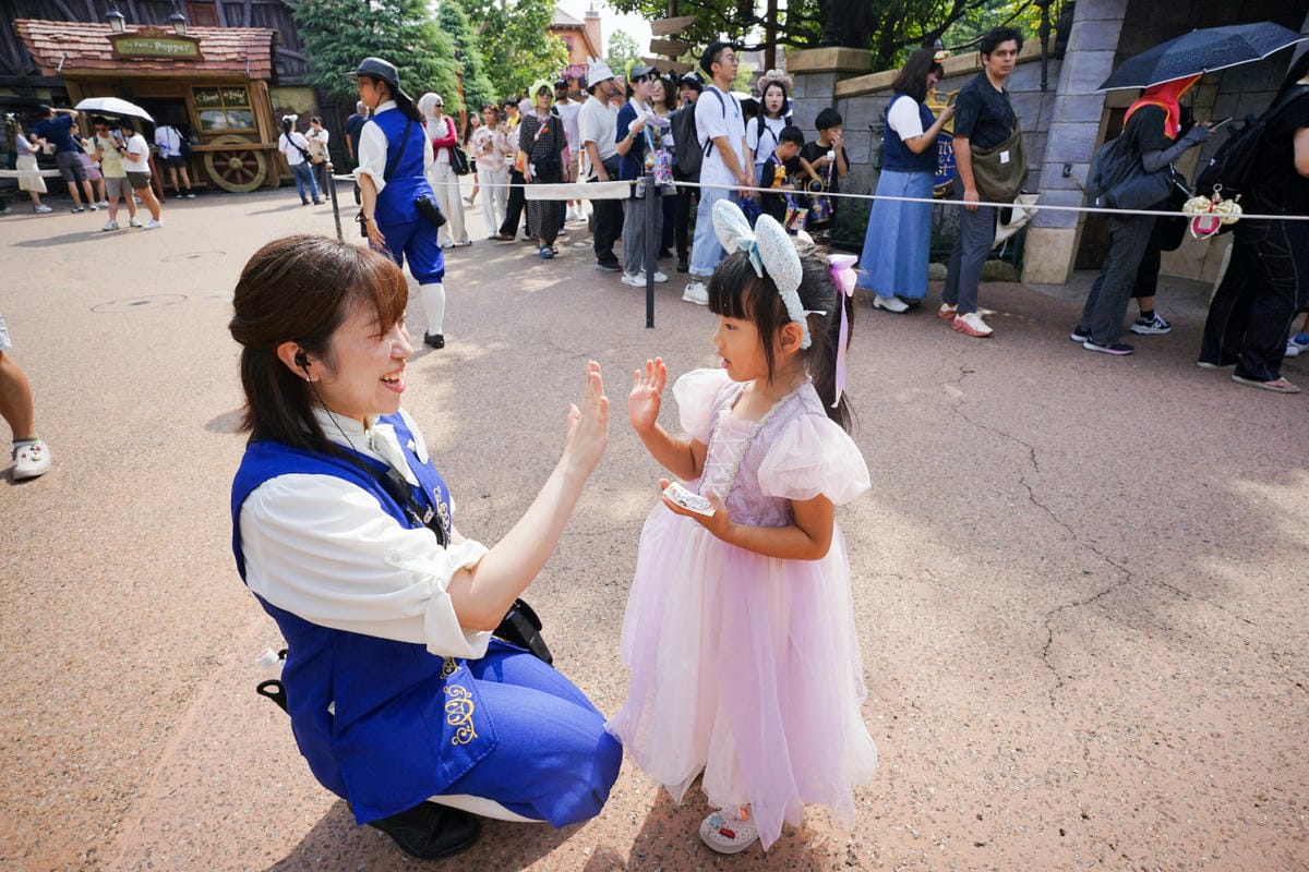 日本東京迪士尼樂園攻略分享 2025萬聖節親子生日之旅! 一日暢玩陸地18項遊樂設施,善用迪士尼APP抽PP.MO點餐.購買DPA,不花時間排隊餐廳看遊行秘密地點