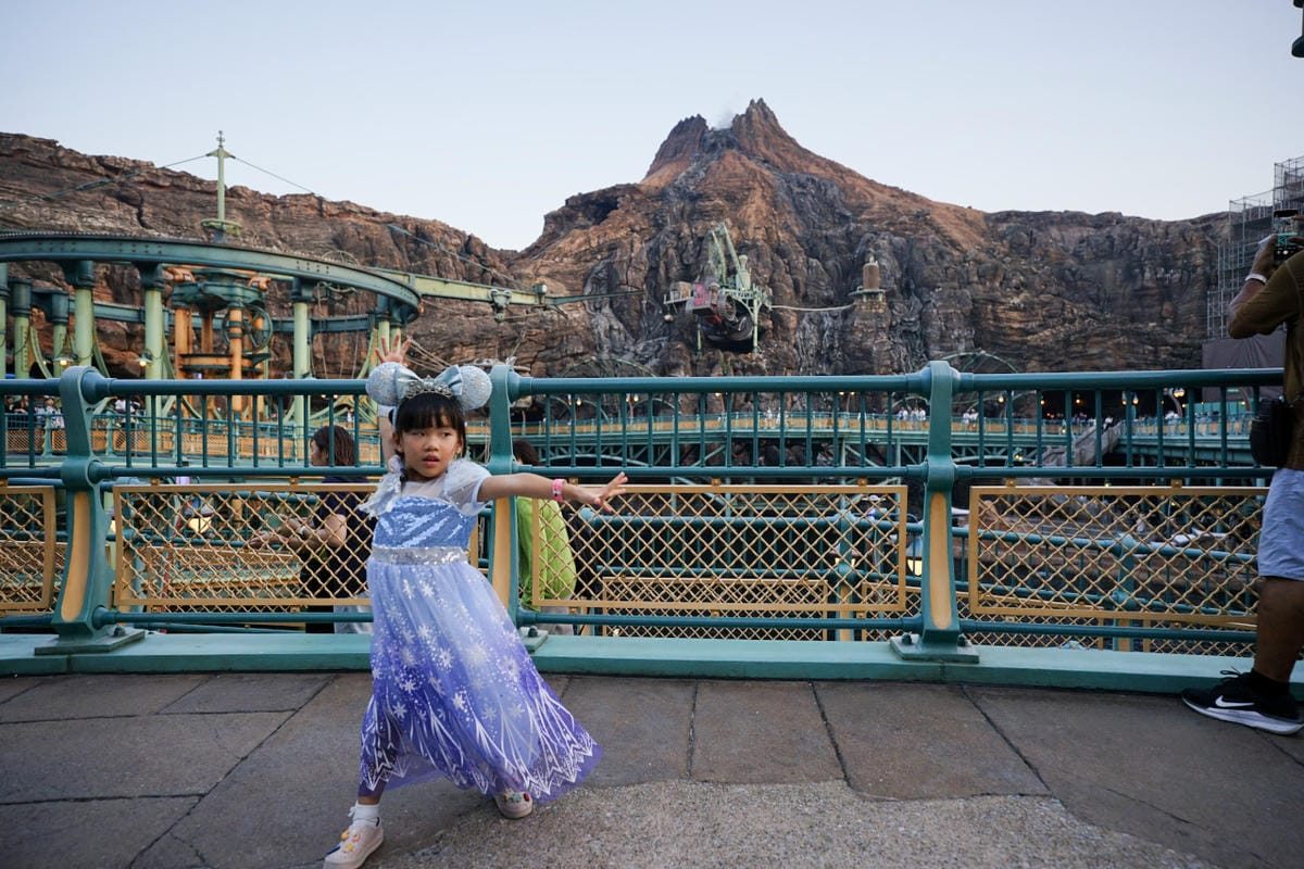 日本東京迪士尼海洋攻略分享 2025萬聖節親子生日之旅! 領取生日紀念貼紙,享受壽星禮遇 善用迪士尼APP抽PP.MO點餐.購買DPA輕鬆玩泉鄉園區