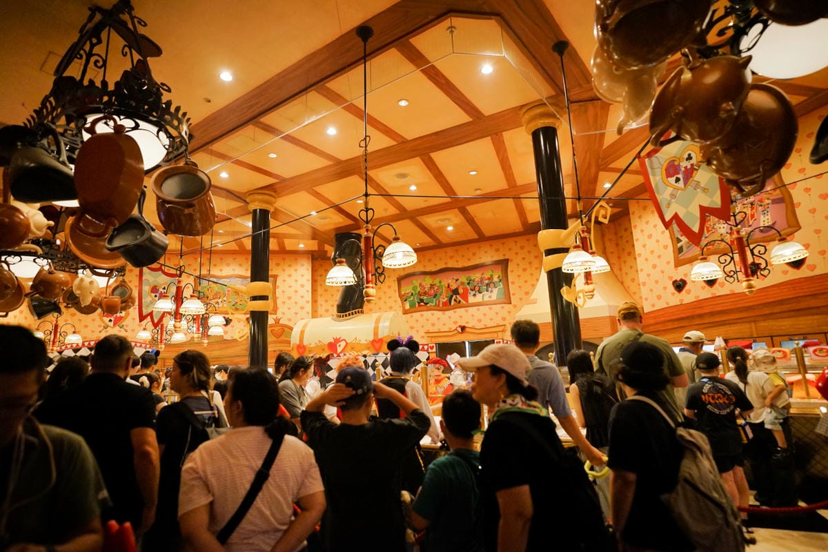 日本東京迪士尼樂園攻略分享 2025萬聖節親子生日之旅! 一日暢玩陸地18項遊樂設施,善用迪士尼APP抽PP.MO點餐.購買DPA,不花時間排隊餐廳看遊行秘密地點