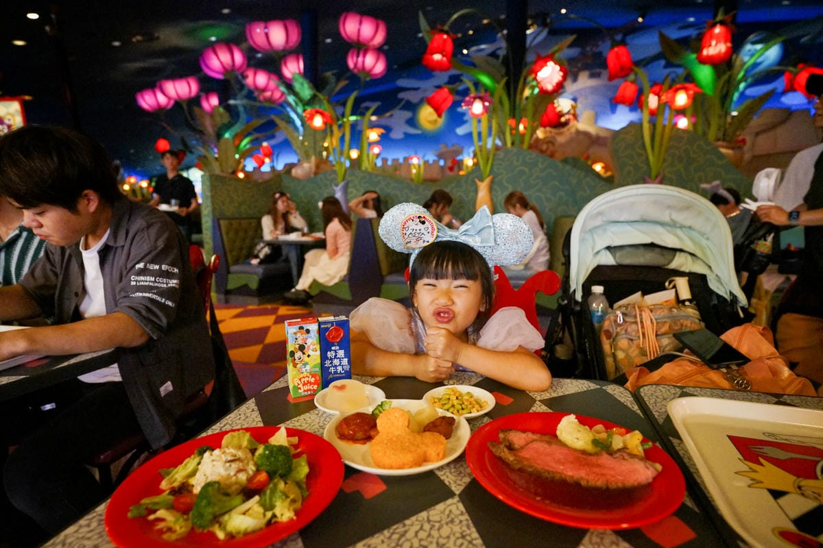 日本東京迪士尼樂園攻略分享 2025萬聖節親子生日之旅! 一日暢玩陸地18項遊樂設施,善用迪士尼APP抽PP.MO點餐.購買DPA,不花時間排隊餐廳看遊行秘密地點