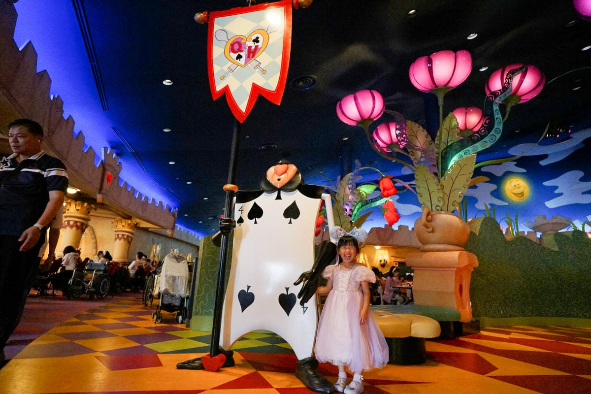 日本東京迪士尼樂園攻略分享 2025萬聖節親子生日之旅! 一日暢玩陸地18項遊樂設施,善用迪士尼APP抽PP.MO點餐.購買DPA,不花時間排隊餐廳看遊行秘密地點