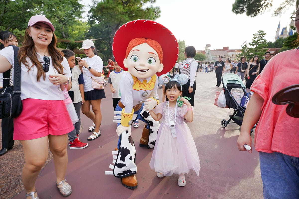 日本東京迪士尼樂園攻略分享 2025萬聖節親子生日之旅! 一日暢玩陸地18項遊樂設施,善用迪士尼APP抽PP.MO點餐.購買DPA,不花時間排隊餐廳看遊行秘密地點
