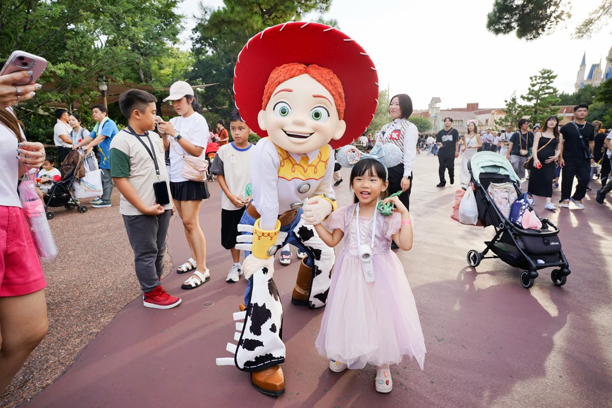 日本東京迪士尼樂園攻略分享 2025萬聖節親子生日之旅! 一日暢玩陸地18項遊樂設施,善用迪士尼APP抽PP.MO點餐.購買DPA,不花時間排隊餐廳看遊行秘密地點