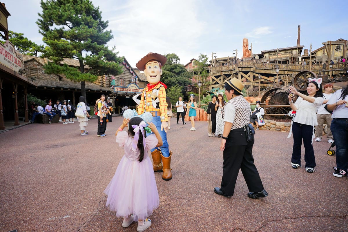 日本東京迪士尼樂園攻略分享 2025萬聖節親子生日之旅! 一日暢玩陸地18項遊樂設施,善用迪士尼APP抽PP.MO點餐.購買DPA,不花時間排隊餐廳看遊行秘密地點