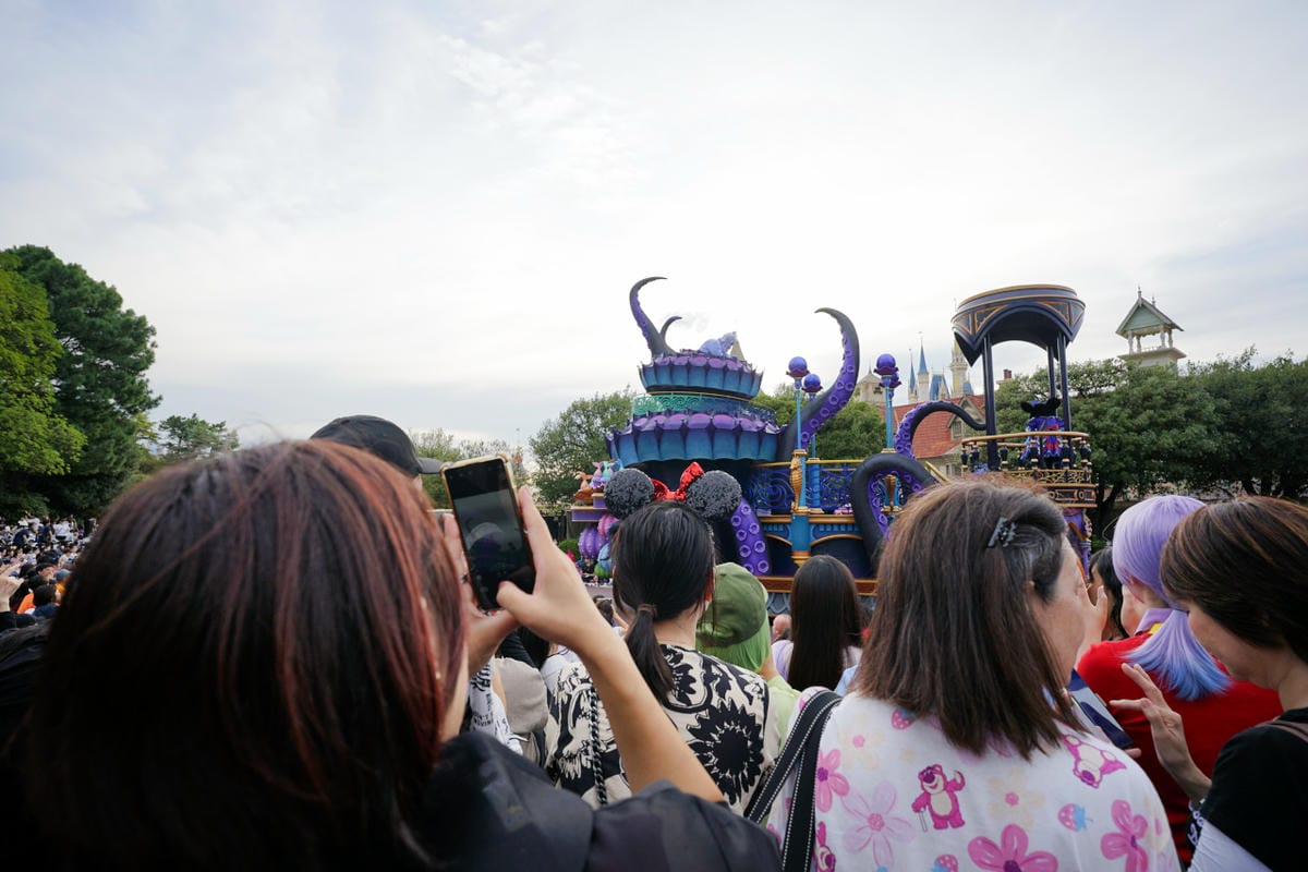 日本東京迪士尼樂園攻略分享 2025萬聖節親子生日之旅! 一日暢玩陸地18項遊樂設施,善用迪士尼APP抽PP.MO點餐.購買DPA,不花時間排隊餐廳看遊行秘密地點