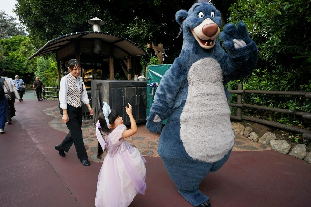 日本東京迪士尼樂園攻略分享 2025萬聖節親子生日之旅! 一日暢玩陸地18項遊樂設施,善用迪士尼APP抽PP.MO點餐.購買DPA,不花時間排隊餐廳看遊行秘密地點