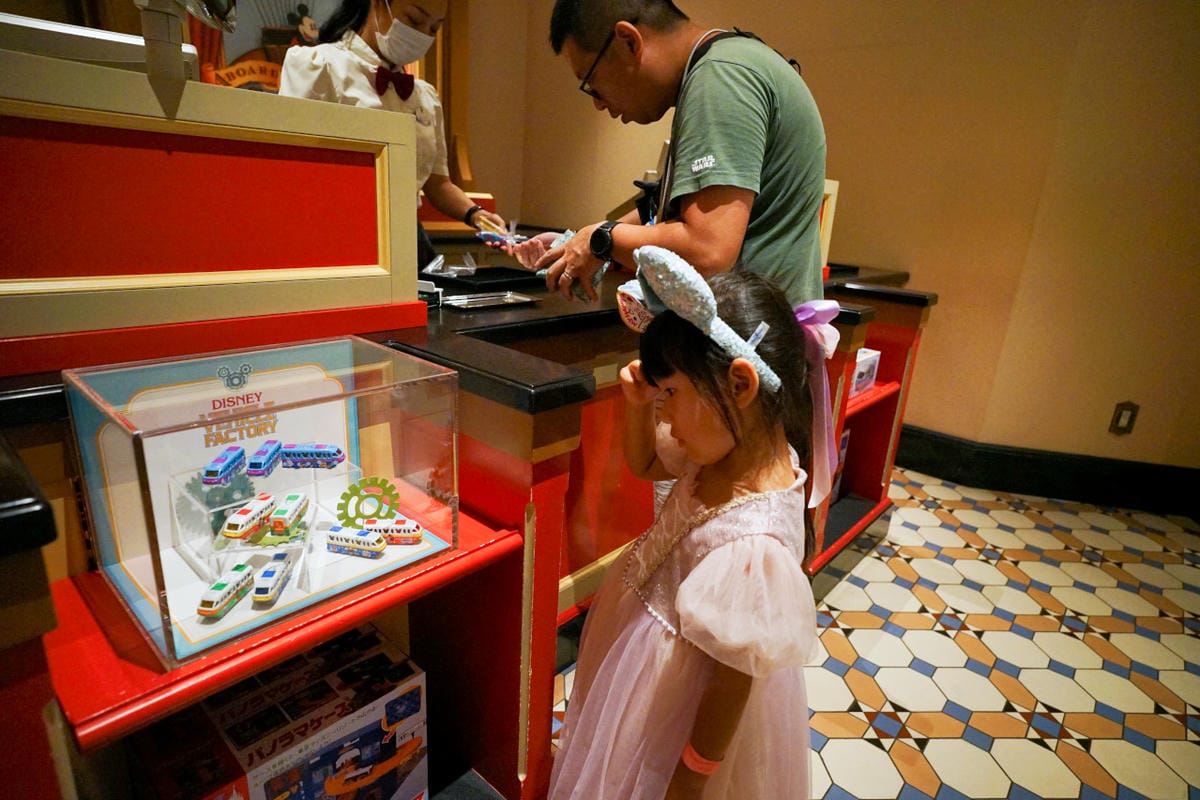 日本東京迪士尼樂園攻略分享 2025萬聖節親子生日之旅! 一日暢玩陸地18項遊樂設施,善用迪士尼APP抽PP.MO點餐.購買DPA,不花時間排隊餐廳看遊行秘密地點