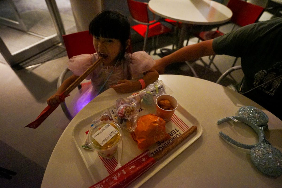 日本東京迪士尼樂園攻略分享 2025萬聖節親子生日之旅! 一日暢玩陸地18項遊樂設施,善用迪士尼APP抽PP.MO點餐.購買DPA,不花時間排隊餐廳看遊行秘密地點