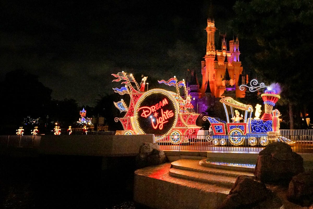 日本東京迪士尼樂園攻略分享 2025萬聖節親子生日之旅! 一日暢玩陸地18項遊樂設施,善用迪士尼APP抽PP.MO點餐.購買DPA,不花時間排隊餐廳看遊行秘密地點