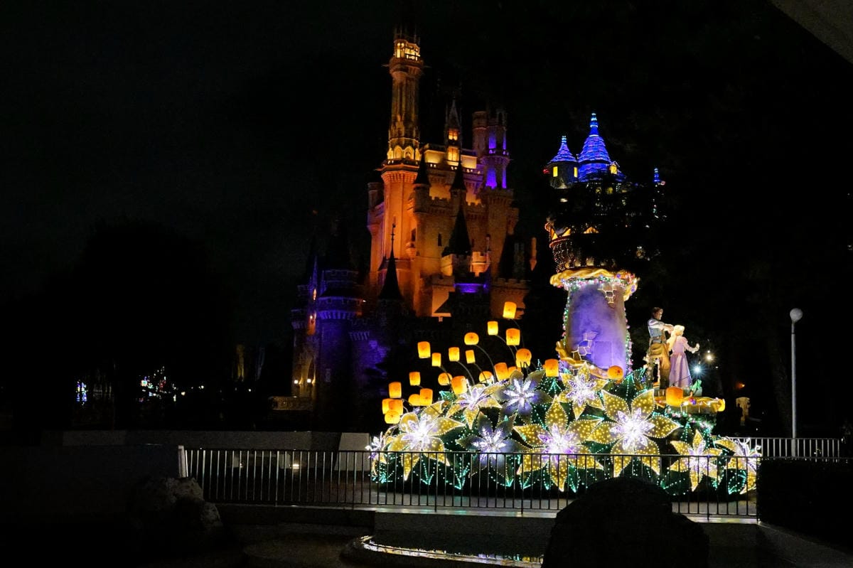 日本東京迪士尼樂園攻略分享 2025萬聖節親子生日之旅! 一日暢玩陸地18項遊樂設施,善用迪士尼APP抽PP.MO點餐.購買DPA,不花時間排隊餐廳看遊行秘密地點