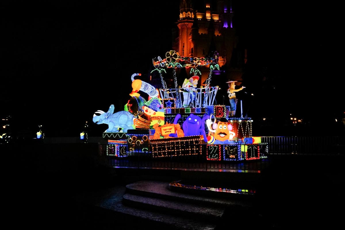 日本東京迪士尼樂園攻略分享 2025萬聖節親子生日之旅! 一日暢玩陸地18項遊樂設施,善用迪士尼APP抽PP.MO點餐.購買DPA,不花時間排隊餐廳看遊行秘密地點