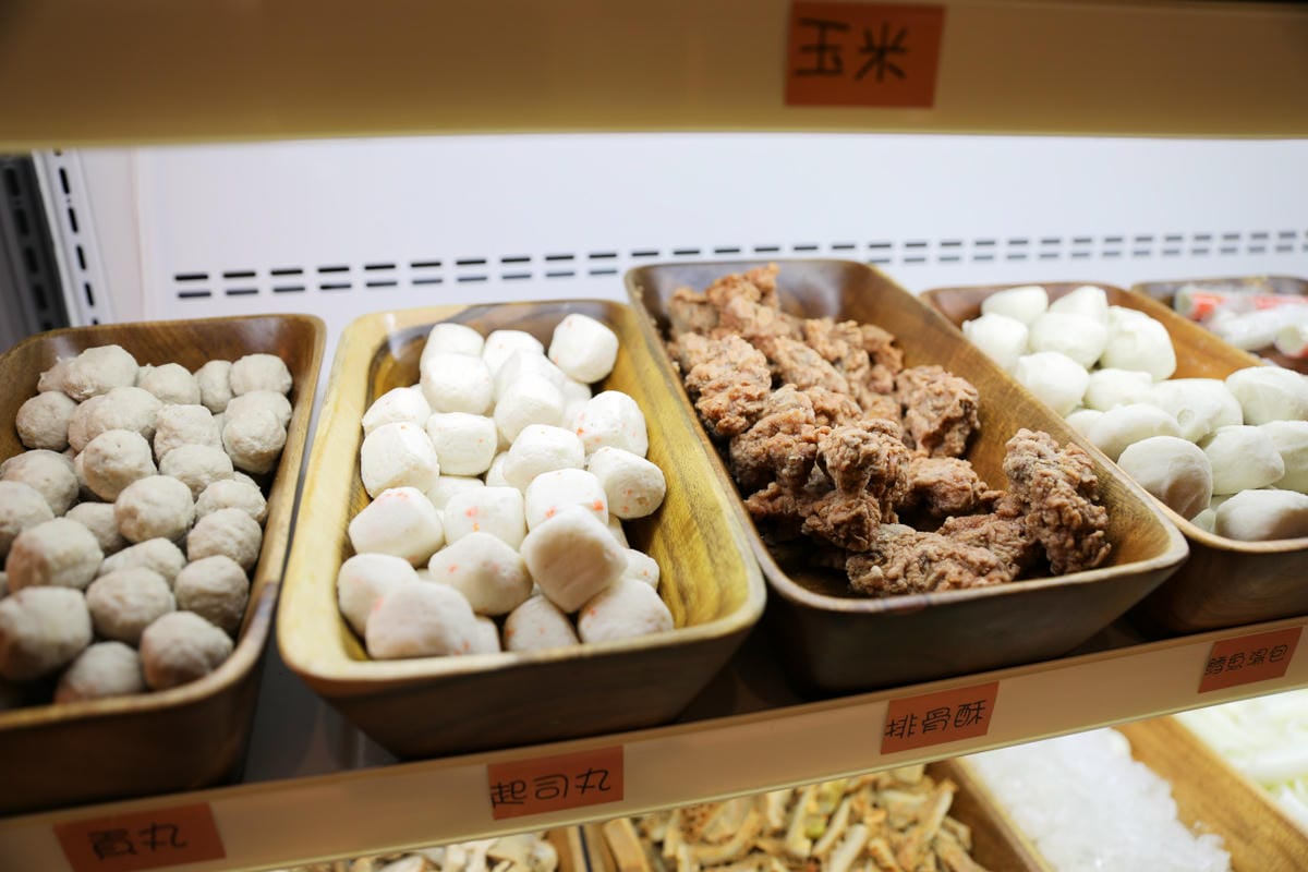 呀屋火鍋.烤串(中壢店) 桃園火鍋吃到飽第一名餐廳推薦! 鴛鴦鍋699吃到飽 原肉現切.串燒.生啤喝到飽