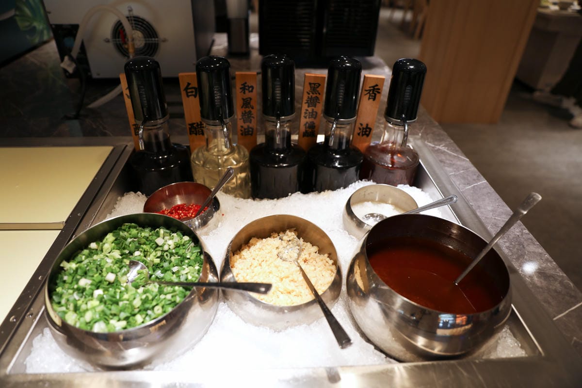 呀屋火鍋.烤串(中壢店) 桃園火鍋吃到飽第一名餐廳推薦! 鴛鴦鍋699吃到飽 原肉現切.串燒.生啤喝到飽