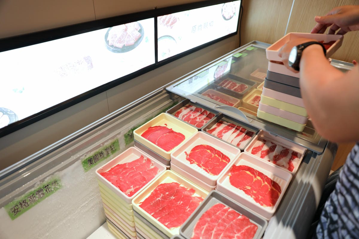 呀屋火鍋.烤串(中壢店) 桃園火鍋吃到飽第一名餐廳推薦! 鴛鴦鍋699吃到飽 原肉現切.串燒.生啤喝到飽