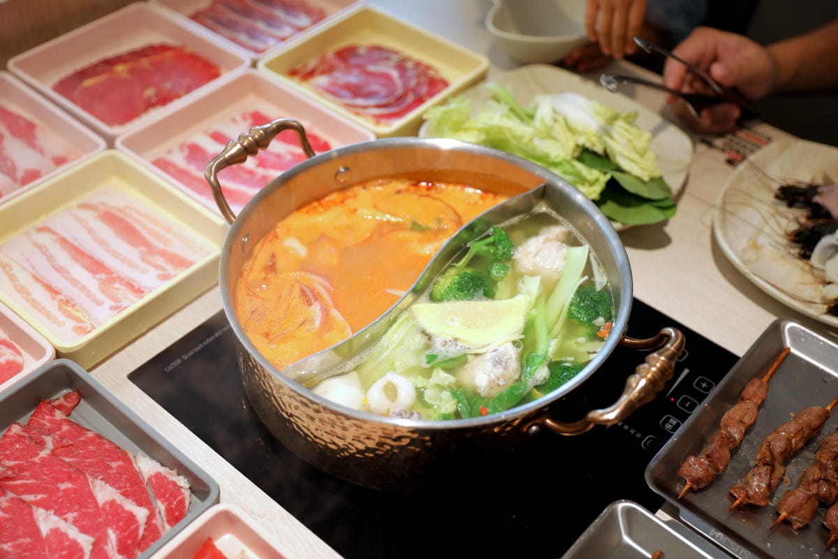 呀屋火鍋.烤串(中壢店) 桃園火鍋吃到飽第一名餐廳推薦! 鴛鴦鍋699吃到飽 原肉現切.串燒.生啤喝到飽