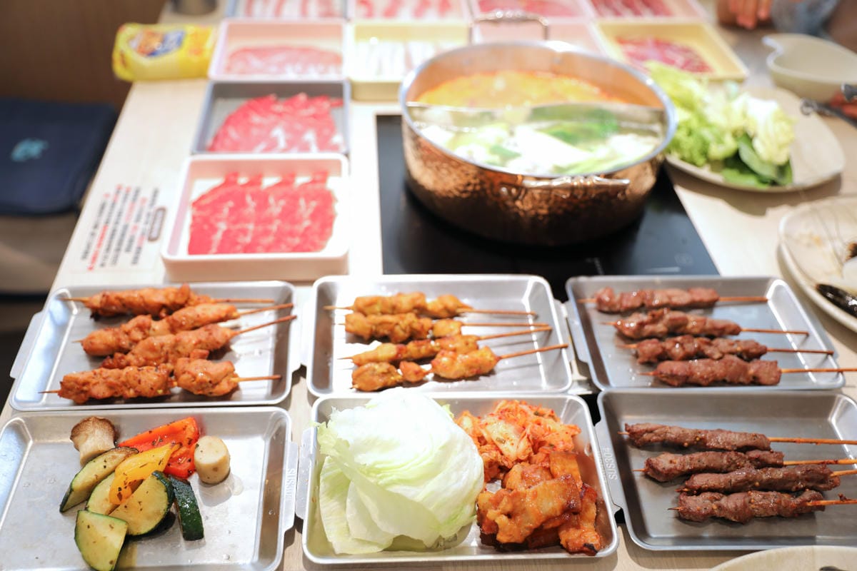 呀屋火鍋.烤串(中壢店) 桃園火鍋吃到飽第一名餐廳推薦! 鴛鴦鍋699吃到飽 原肉現切.串燒.生啤喝到飽