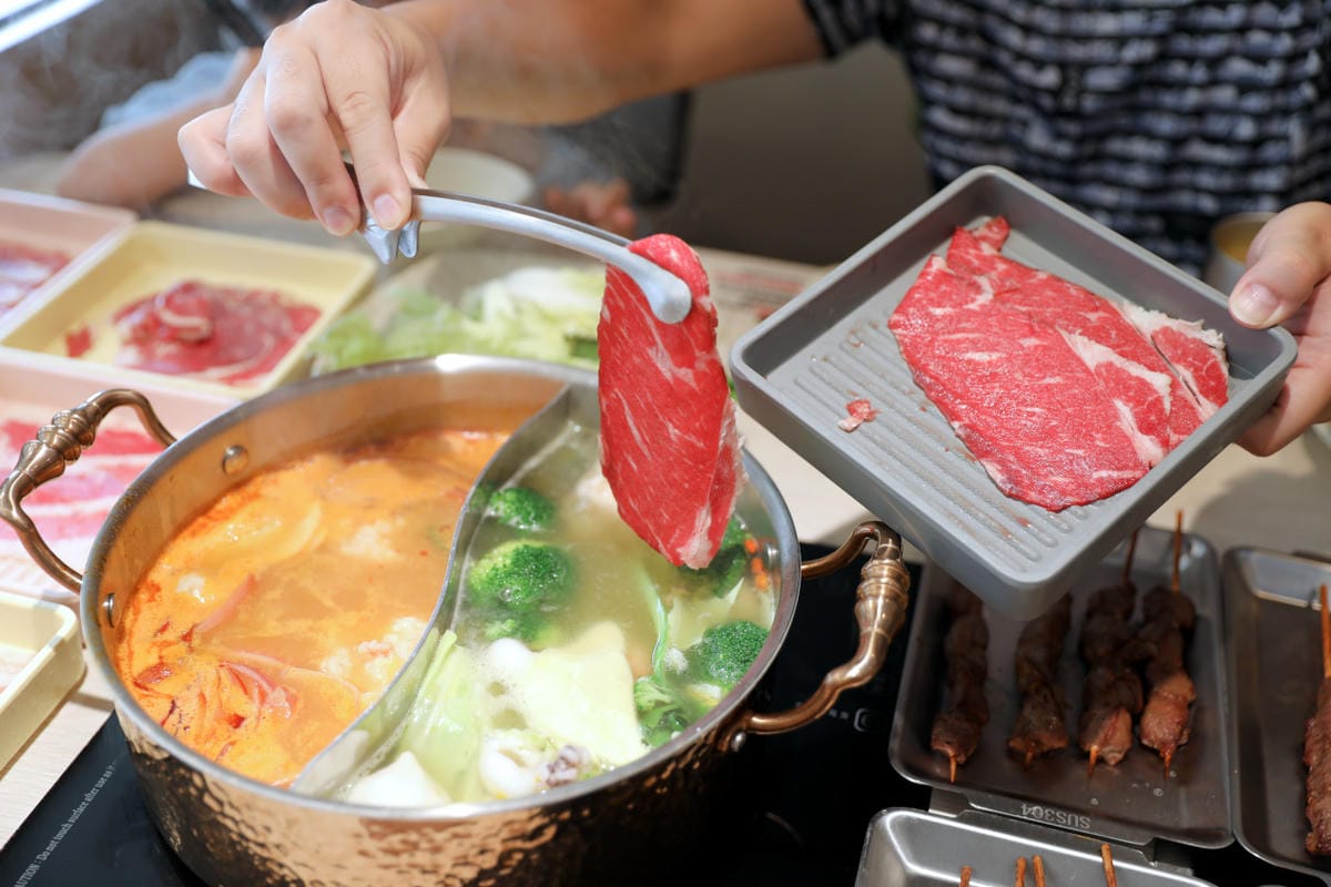 呀屋火鍋.烤串(中壢店) 桃園火鍋吃到飽第一名餐廳推薦! 鴛鴦鍋699吃到飽 原肉現切.串燒.生啤喝到飽