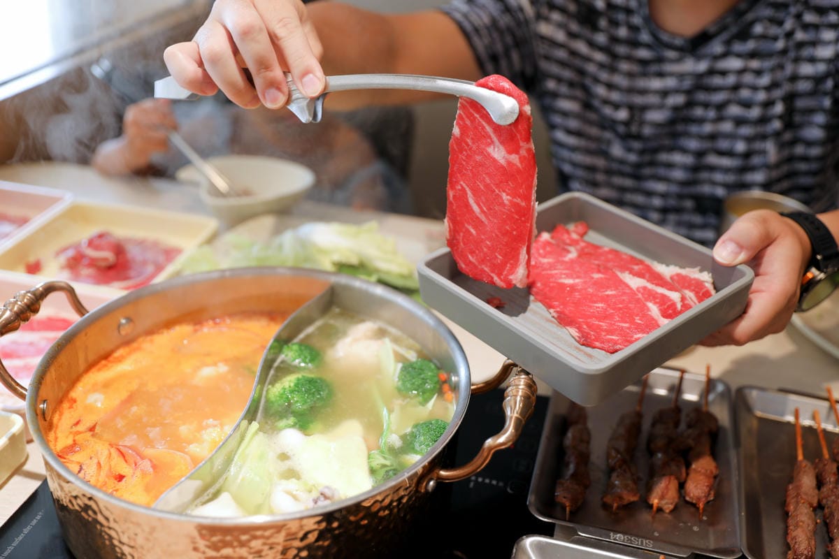 呀屋火鍋.烤串(中壢店) 桃園火鍋吃到飽第一名餐廳推薦! 鴛鴦鍋699吃到飽 原肉現切.串燒.生啤喝到飽