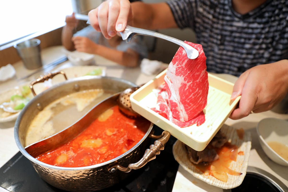 呀屋火鍋.烤串(中壢店) 桃園火鍋吃到飽第一名餐廳推薦! 鴛鴦鍋699吃到飽 原肉現切.串燒.生啤喝到飽