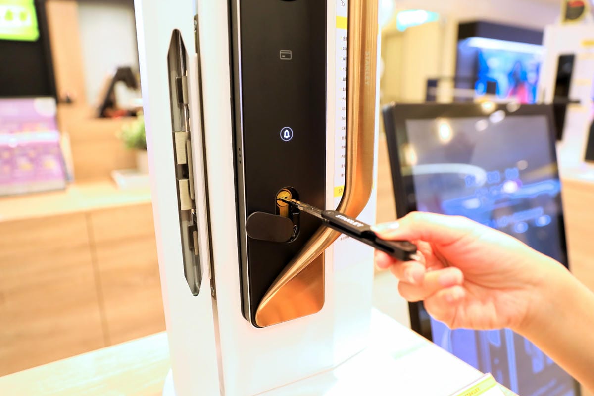 STANLEY史丹利智慧電子鎖 不用再翻找鑰匙 掌靜脈人臉辨識貓眼電子鎖,居家安全升級再進化!