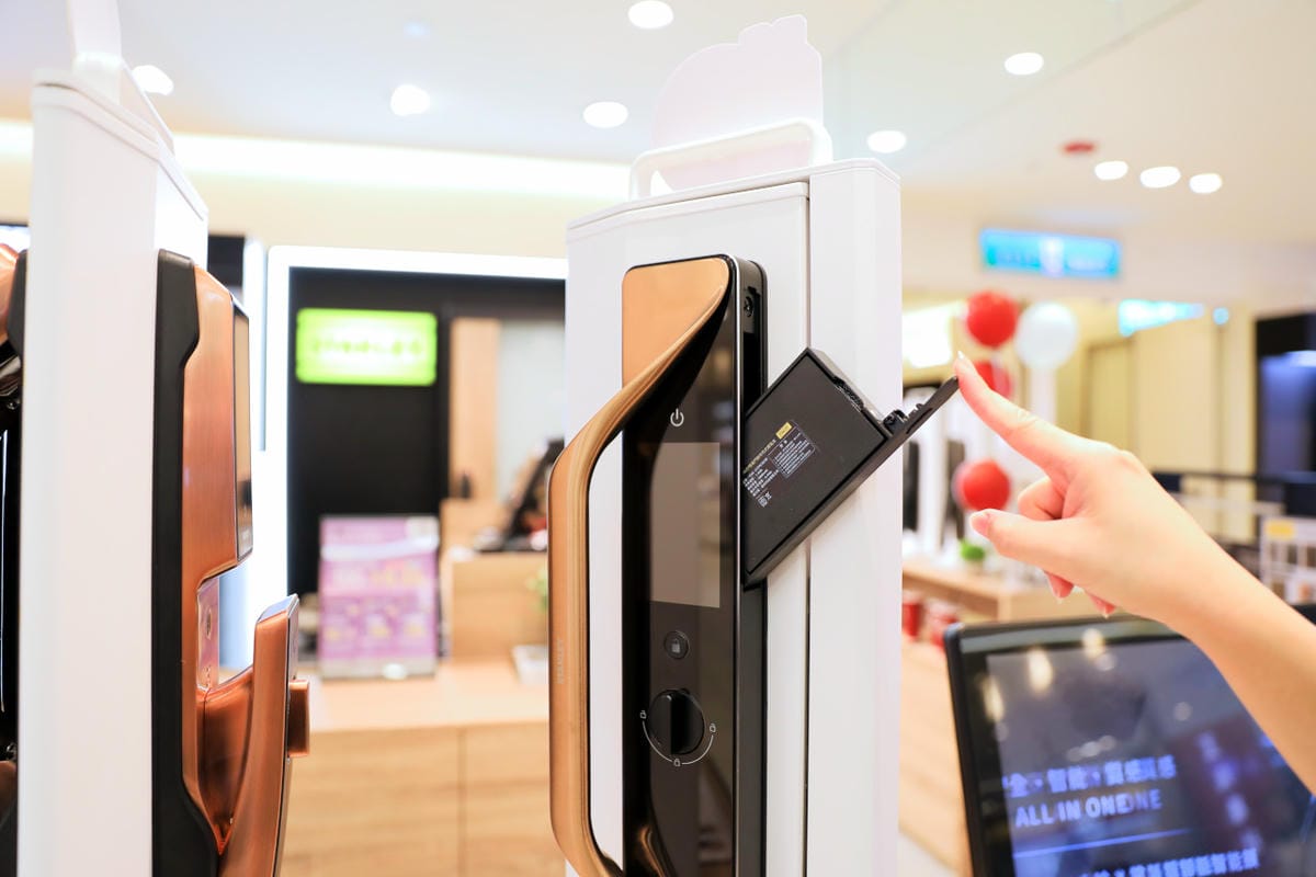 STANLEY史丹利智慧電子鎖 不用再翻找鑰匙 掌靜脈人臉辨識貓眼電子鎖,居家安全升級再進化!