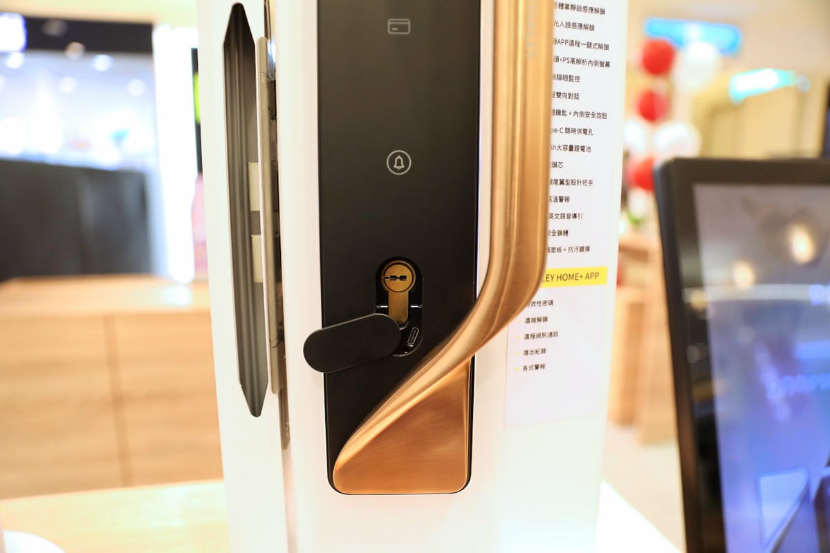 STANLEY史丹利智慧電子鎖 不用再翻找鑰匙 掌靜脈人臉辨識貓眼電子鎖,居家安全升級再進化!