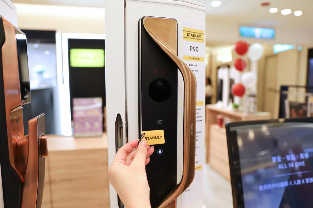 STANLEY史丹利智慧電子鎖 不用再翻找鑰匙 掌靜脈人臉辨識貓眼電子鎖,居家安全升級再進化!