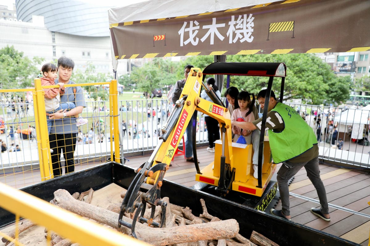 桃園親子遊樂場推薦! 期間限定戶外氣墊床 小小建築師體驗萬聖節樂園-桃知道2F露天平台
