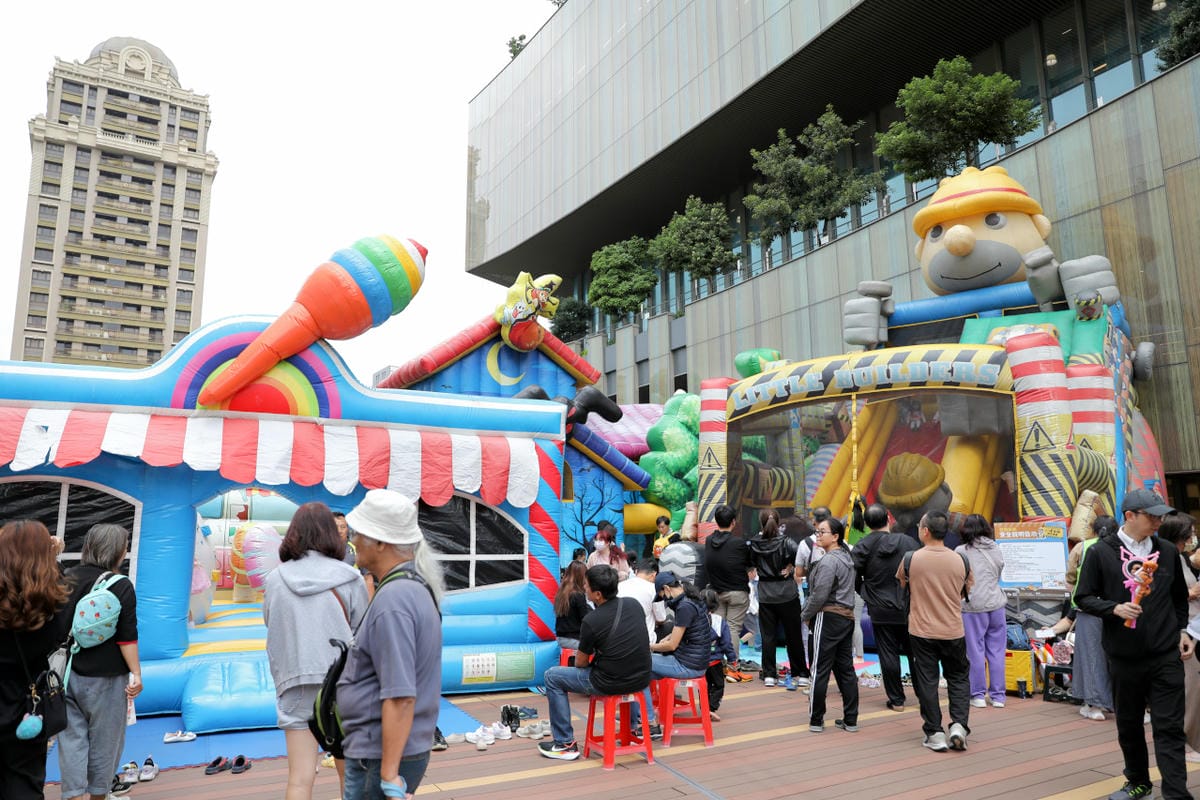 桃園親子遊樂場推薦! 期間限定戶外氣墊床 小小建築師體驗萬聖節樂園-桃知道2F露天平台