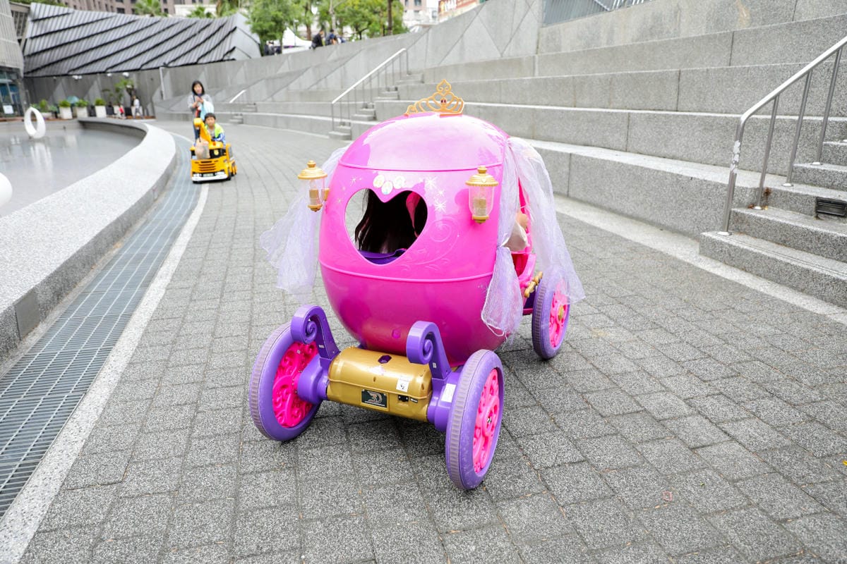 桃園兒童電動車租借 寶貝酷車車(桃園藝文門市) 公主南瓜馬車.哈雷重機.Hello Kitty電動跑車.消防車.怪手.警車.坦克車.馬力歐賽車 - 第8張圖 桃園兒童電動車租借 寶貝酷車車(桃園藝文門市) 公主南瓜馬車.哈雷重機.Hello Kitty電動跑車.消防車.怪手.警車.坦克車.馬力歐賽車