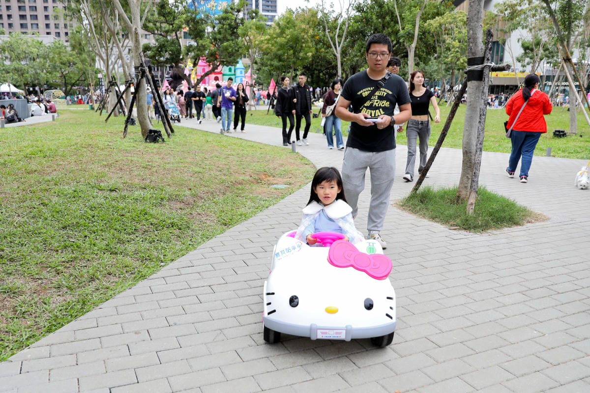 桃園兒童電動車租借 寶貝酷車車(桃園藝文門市) 公主南瓜馬車.哈雷重機.Hello Kitty電動跑車.消防車.怪手.警車.坦克車.馬力歐賽車 - 第14張圖 桃園兒童電動車租借 寶貝酷車車(桃園藝文門市) 公主南瓜馬車.哈雷重機.Hello Kitty電動跑車.消防車.怪手.警車.坦克車.馬力歐賽車