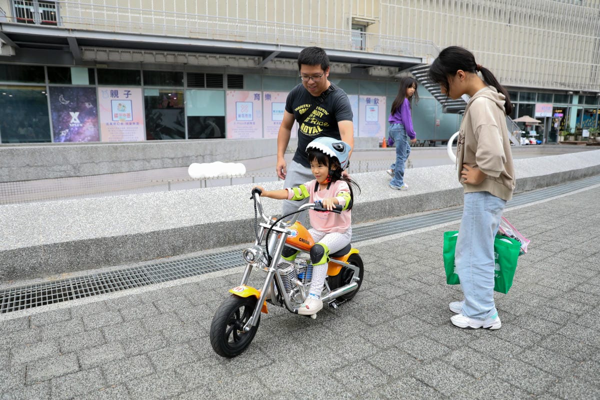 桃園兒童電動車租借 寶貝酷車車(桃園藝文門市) 公主南瓜馬車.哈雷重機.Hello Kitty電動跑車.消防車.怪手.警車.坦克車.馬力歐賽車 - 第18張圖 桃園兒童電動車租借 寶貝酷車車(桃園藝文門市) 公主南瓜馬車.哈雷重機.Hello Kitty電動跑車.消防車.怪手.警車.坦克車.馬力歐賽車