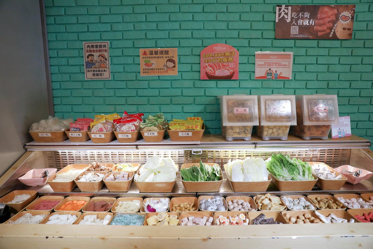 桃園吃到飽火鍋推薦! 肉多多火鍋(桃園中華店) 70多種自助吧吃到飽只要268元,期間限定全台全天候不限時! 輕量級套餐299元起,CP值超高!(西門店.淡水店例假日除外,湯底.服務費另計) - 第1張圖 桃園吃到飽火鍋推薦! 肉多多火鍋(桃園中華店) 70多種自助吧吃到飽只要268元,期間限定全台全天候不限時! 輕量級套餐299元起,CP值超高!(西門店.淡水店例假日除外,湯底.服務費另計)