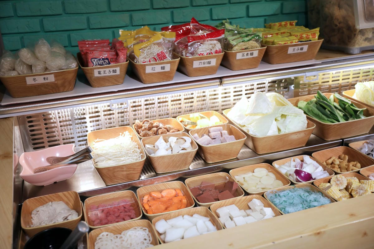 桃園吃到飽火鍋推薦! 肉多多火鍋(桃園中華店) 70多種自助吧吃到飽只要268元,期間限定全台全天候不限時! 輕量級套餐299元起,CP值超高!(西門店.淡水店例假日除外,湯底.服務費另計) - 第6張圖 桃園吃到飽火鍋推薦! 肉多多火鍋(桃園中華店) 70多種自助吧吃到飽只要268元,期間限定全台全天候不限時! 輕量級套餐299元起,CP值超高!(西門店.淡水店例假日除外,湯底.服務費另計)