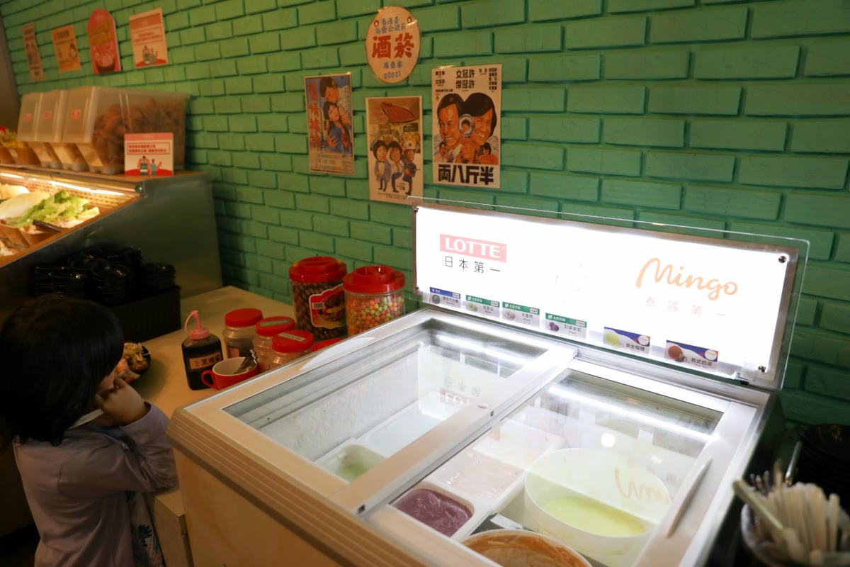 桃園吃到飽火鍋推薦! 肉多多火鍋(桃園中華店) 70多種自助吧吃到飽只要268元,期間限定全台全天候不限時! 輕量級套餐299元起,CP值超高!(西門店.淡水店例假日除外,湯底.服務費另計) - 第31張圖 桃園吃到飽火鍋推薦! 肉多多火鍋(桃園中華店) 70多種自助吧吃到飽只要268元,期間限定全台全天候不限時! 輕量級套餐299元起,CP值超高!(西門店.淡水店例假日除外,湯底.服務費另計)