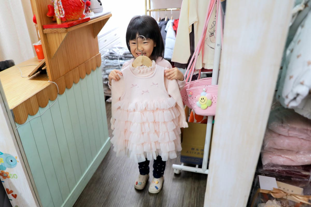 台北實體童裝店推薦! 童衣窩.兒童服飾專賣店 2026過年治裝就來這~氣質洋裝.毛呢大衣.可愛背心.韓風外套 - 第11張圖 台北實體童裝店推薦! 童衣窩.兒童服飾專賣店 2026過年治裝就來這~氣質洋裝.毛呢大衣.可愛背心.韓風外套