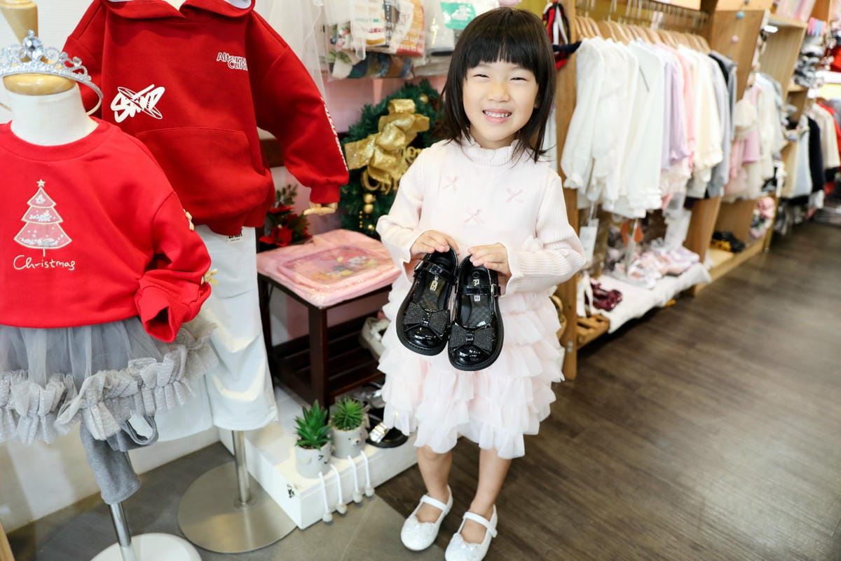 台北實體童裝店推薦! 童衣窩.兒童服飾專賣店 2026過年治裝就來這~氣質洋裝.毛呢大衣.可愛背心.韓風外套 - 第22張圖 台北實體童裝店推薦! 童衣窩.兒童服飾專賣店 2026過年治裝就來這~氣質洋裝.毛呢大衣.可愛背心.韓風外套