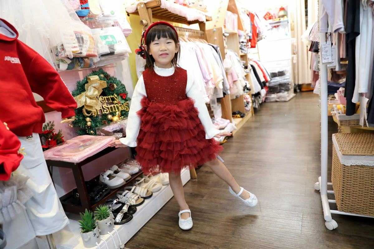 台北實體童裝店推薦! 童衣窩.兒童服飾專賣店 2026過年治裝就來這~氣質洋裝.毛呢大衣.可愛背心.韓風外套 - 第1張圖 台北實體童裝店推薦! 童衣窩.兒童服飾專賣店 2026過年治裝就來這~氣質洋裝.毛呢大衣.可愛背心.韓風外套