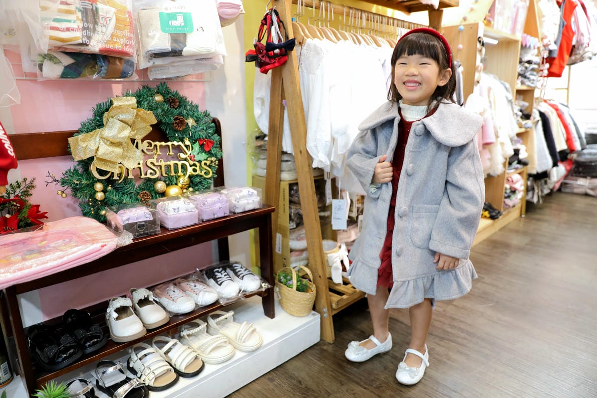 台北實體童裝店推薦! 童衣窩.兒童服飾專賣店 2026過年治裝就來這~氣質洋裝.毛呢大衣.可愛背心.韓風外套 - 第26張圖 台北實體童裝店推薦! 童衣窩.兒童服飾專賣店 2026過年治裝就來這~氣質洋裝.毛呢大衣.可愛背心.韓風外套