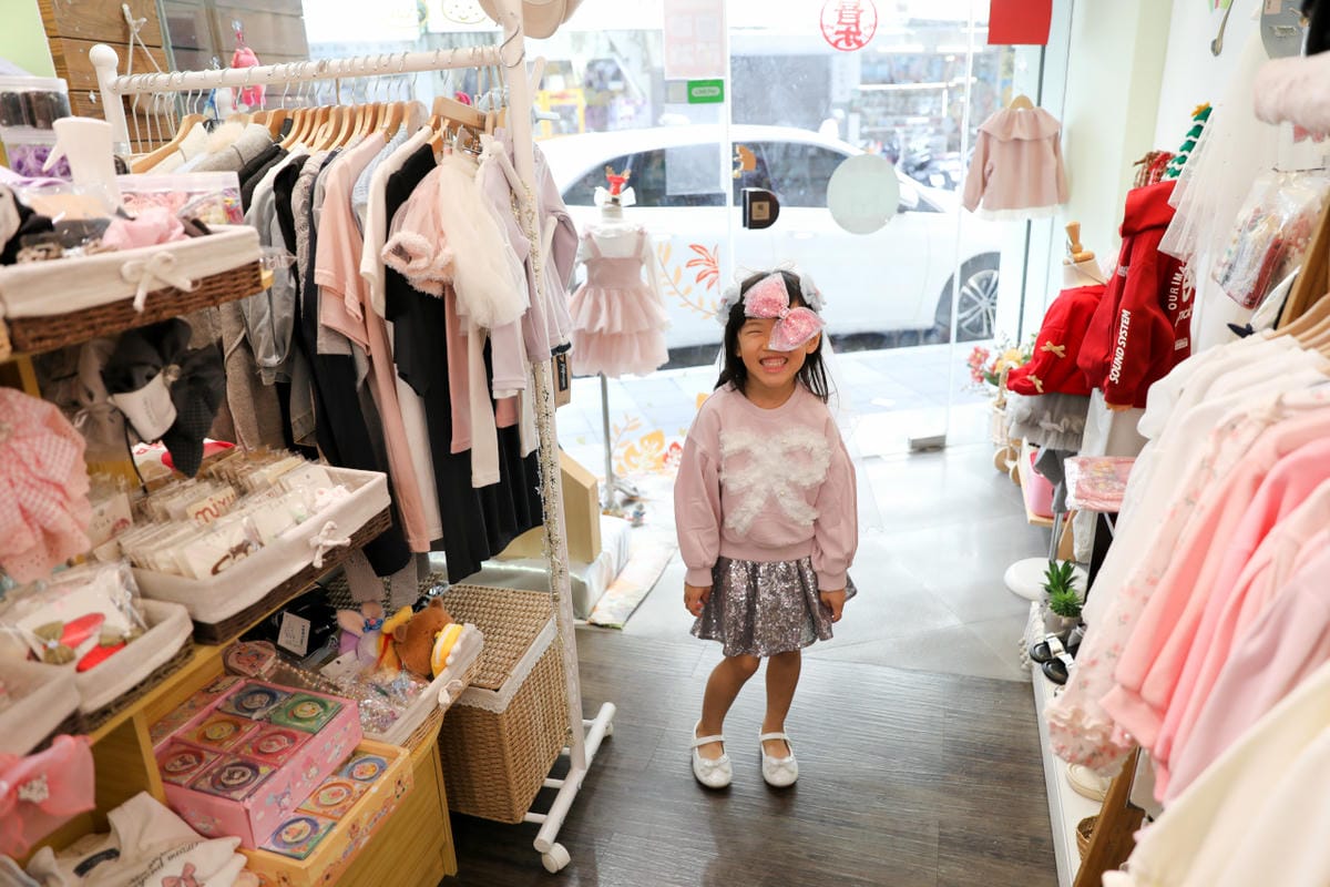 台北實體童裝店推薦! 童衣窩.兒童服飾專賣店 2026過年治裝就來這~氣質洋裝.毛呢大衣.可愛背心.韓風外套 - 第29張圖 台北實體童裝店推薦! 童衣窩.兒童服飾專賣店 2026過年治裝就來這~氣質洋裝.毛呢大衣.可愛背心.韓風外套