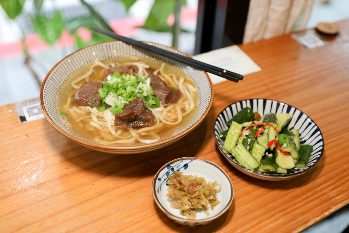 東館牛肉麵 牛頰肉膠質滿滿超軟嫩大滿足! 紅燒清燉手工水餃通通有 南京復興站台北牛肉麵推薦!