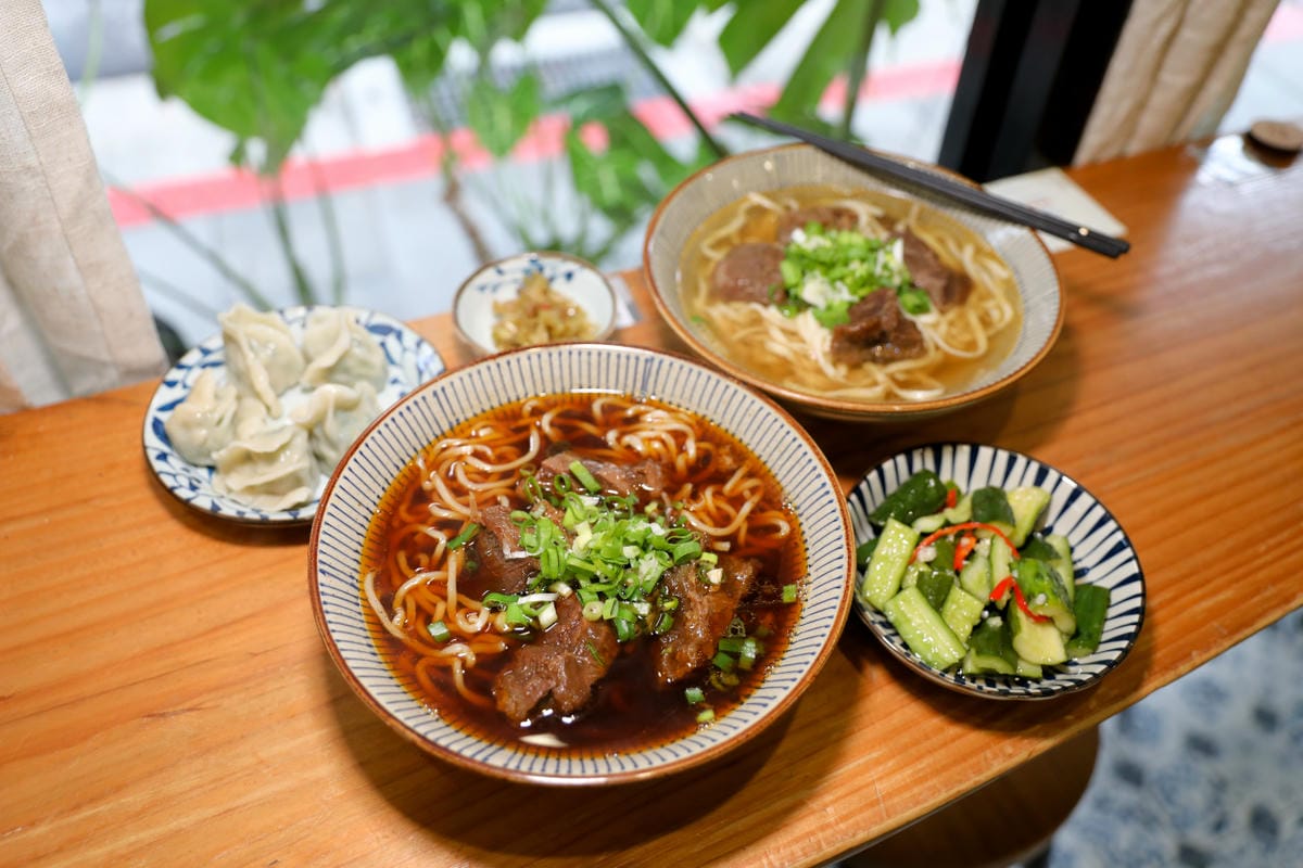 東館牛肉麵 牛頰肉膠質滿滿超軟嫩大滿足! 紅燒清燉手工水餃通通有 南京復興站台北牛肉麵推薦!