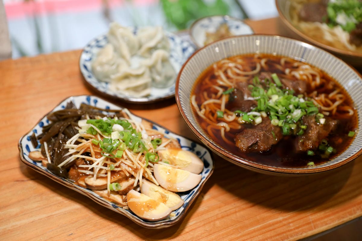 東館牛肉麵 牛頰肉膠質滿滿超軟嫩大滿足! 紅燒清燉手工水餃通通有 南京復興站台北牛肉麵推薦!