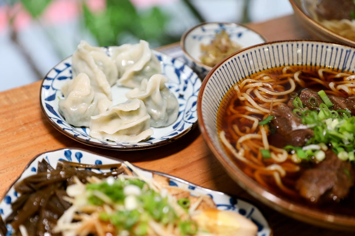 東館牛肉麵 牛頰肉膠質滿滿超軟嫩大滿足! 紅燒清燉手工水餃通通有 南京復興站台北牛肉麵推薦!