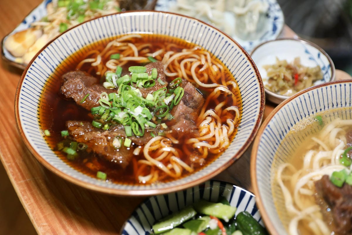 東館牛肉麵 牛頰肉膠質滿滿超軟嫩大滿足! 紅燒清燉手工水餃通通有 南京復興站台北牛肉麵推薦!
