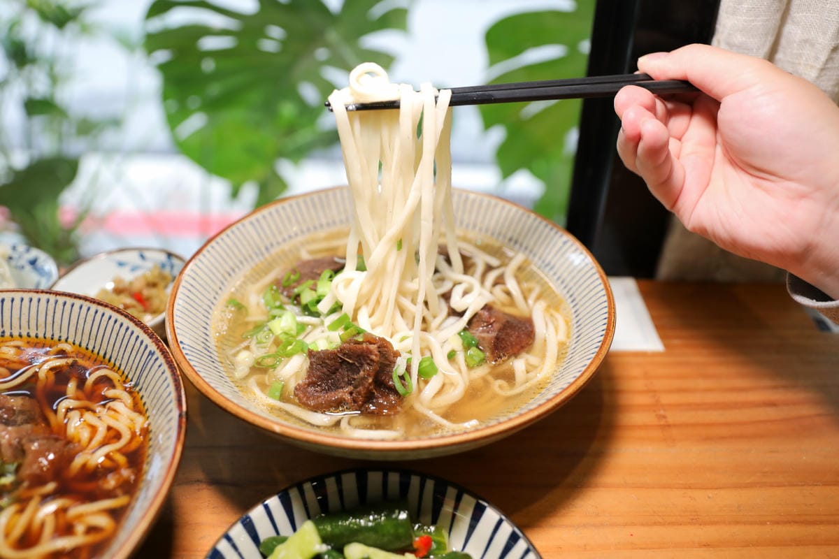 東館牛肉麵 牛頰肉膠質滿滿超軟嫩大滿足! 紅燒清燉手工水餃通通有 南京復興站台北牛肉麵推薦!