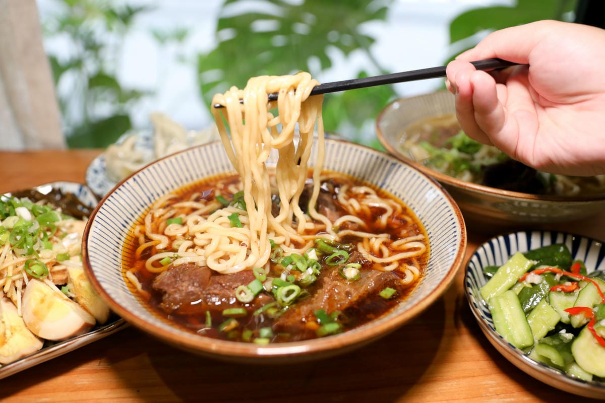 東館牛肉麵 牛頰肉膠質滿滿超軟嫩大滿足! 紅燒清燉手工水餃通通有 南京復興站台北牛肉麵推薦!
